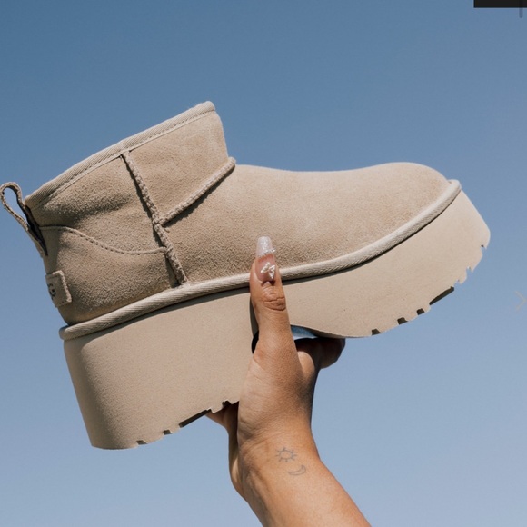 UGG Chestnut Suede Boots platform - Picture 3 of 14